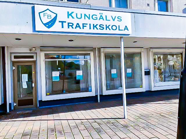 Ta B-körkort med Kungälvs Trafikskola: 4 körlektioner & hyrbil vid prov (3 av 4)
