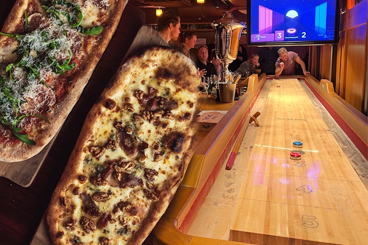 Få 85 min shuffleboard spill inkludert valgfri pizza hos SHUFL på Aker Brygge