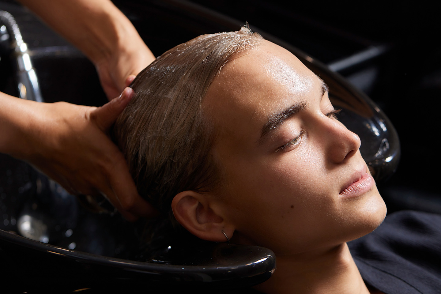 Slingor med klippning av topparna hos Hairart YS i Malmö
