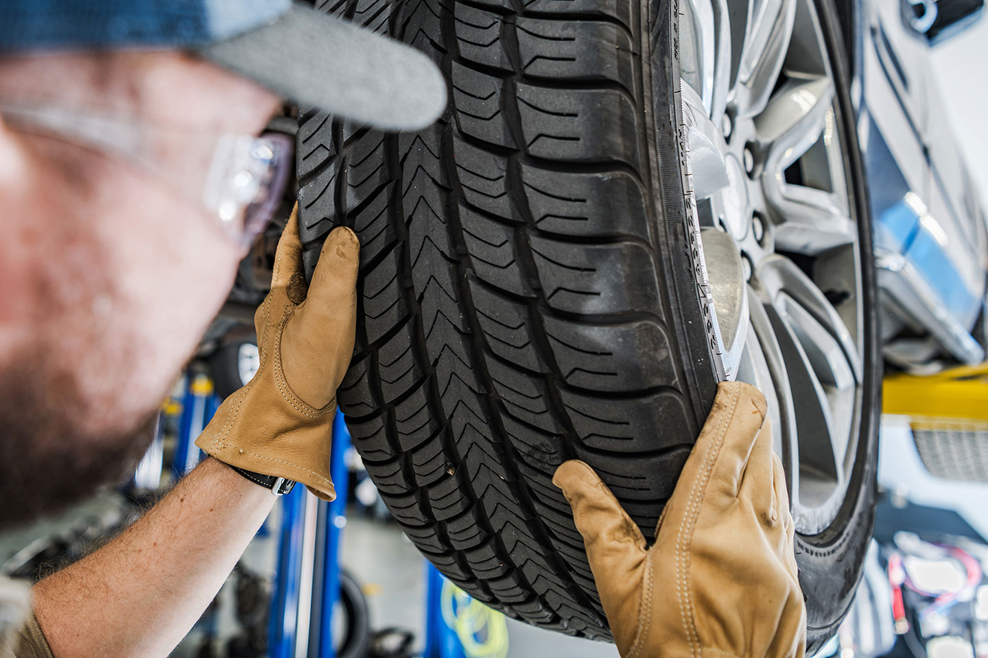 Däckbyte för personbil och lätt lastbil hos SC bilservice på Hisingen