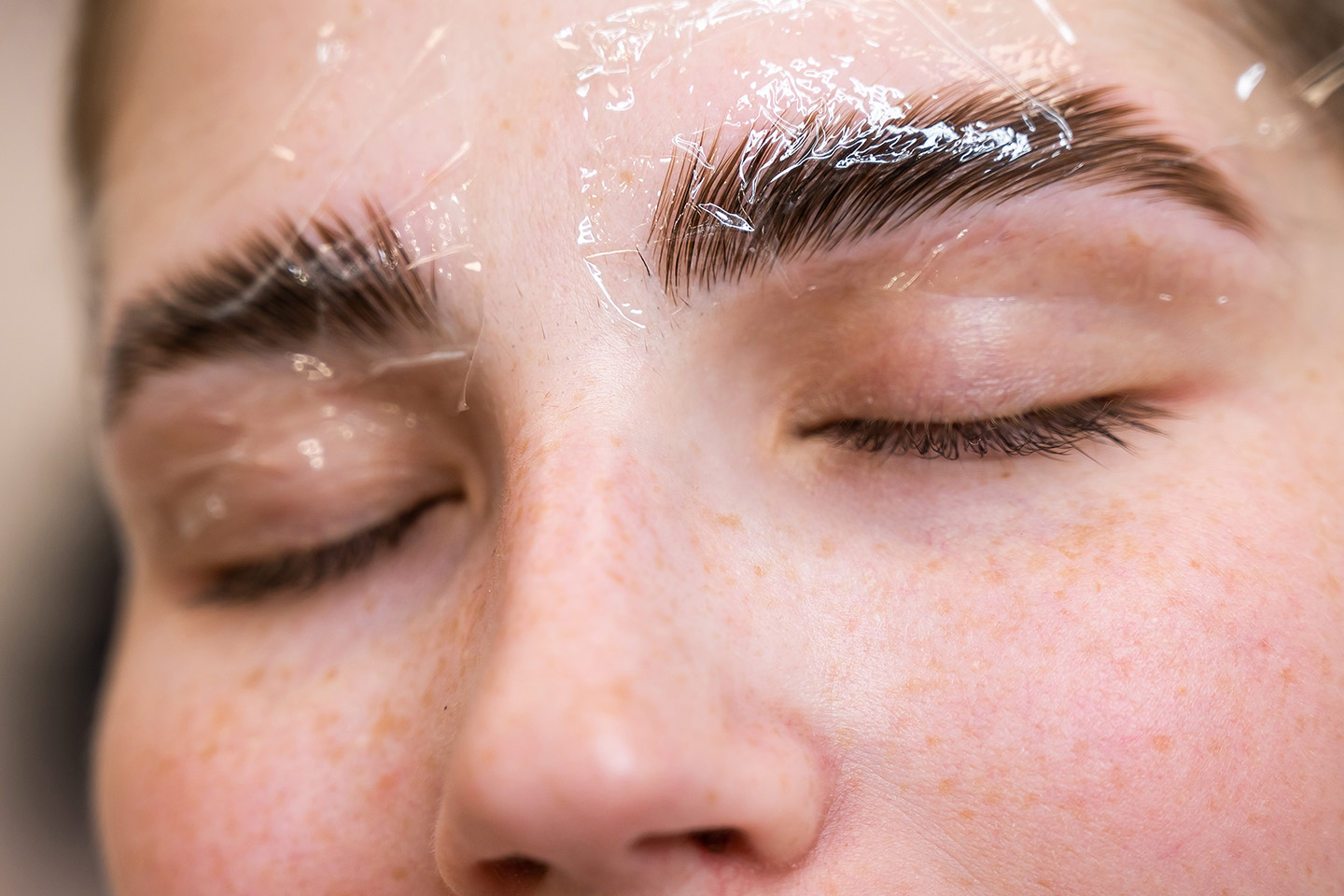 Lash lift och Brow lift hos Doktor Frisör i Västerås