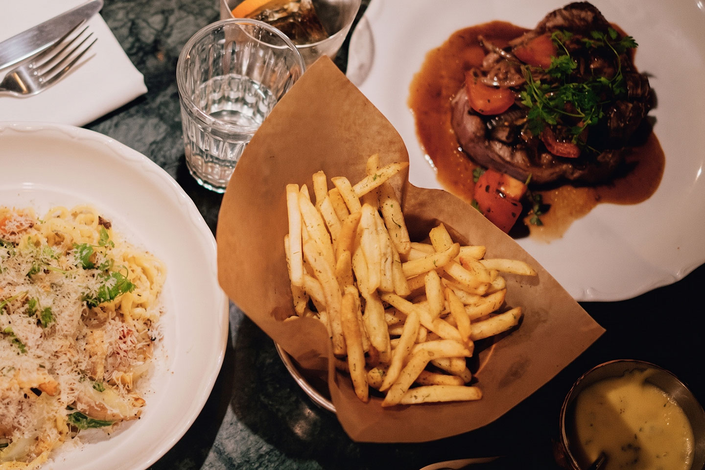 Valfri tvårätters middag på Paraden Kvarterskrog & Bar på Gärdet