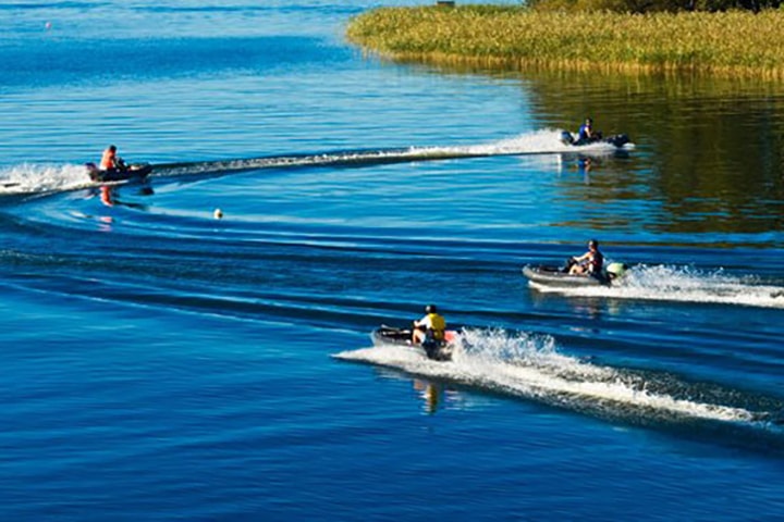 Kör gokartbåtar 2 personer på sjön hos Actionscenter