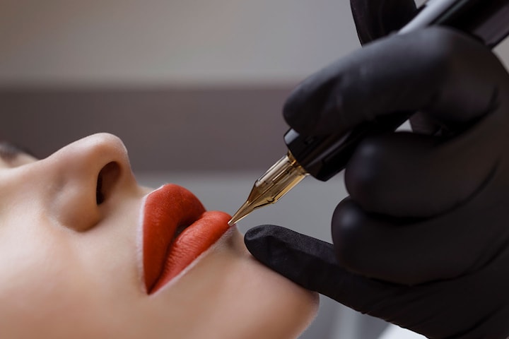 Kosmetisk tatuering av läppar med återbesök hos FlawlessFace Klinik