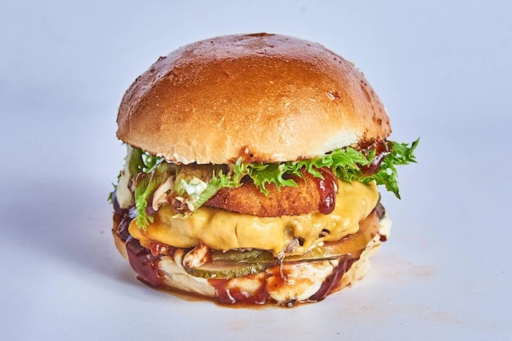 Nyt en valgfri burger m/ fries, drikke & dipp hos The Greasy House