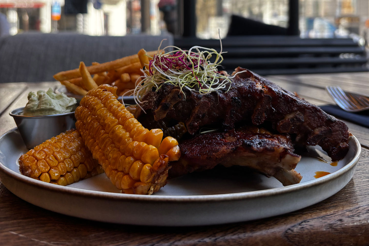 Bourbonglaserade Ribs inkl. tillbehör hos Victorian Steampunk Bar