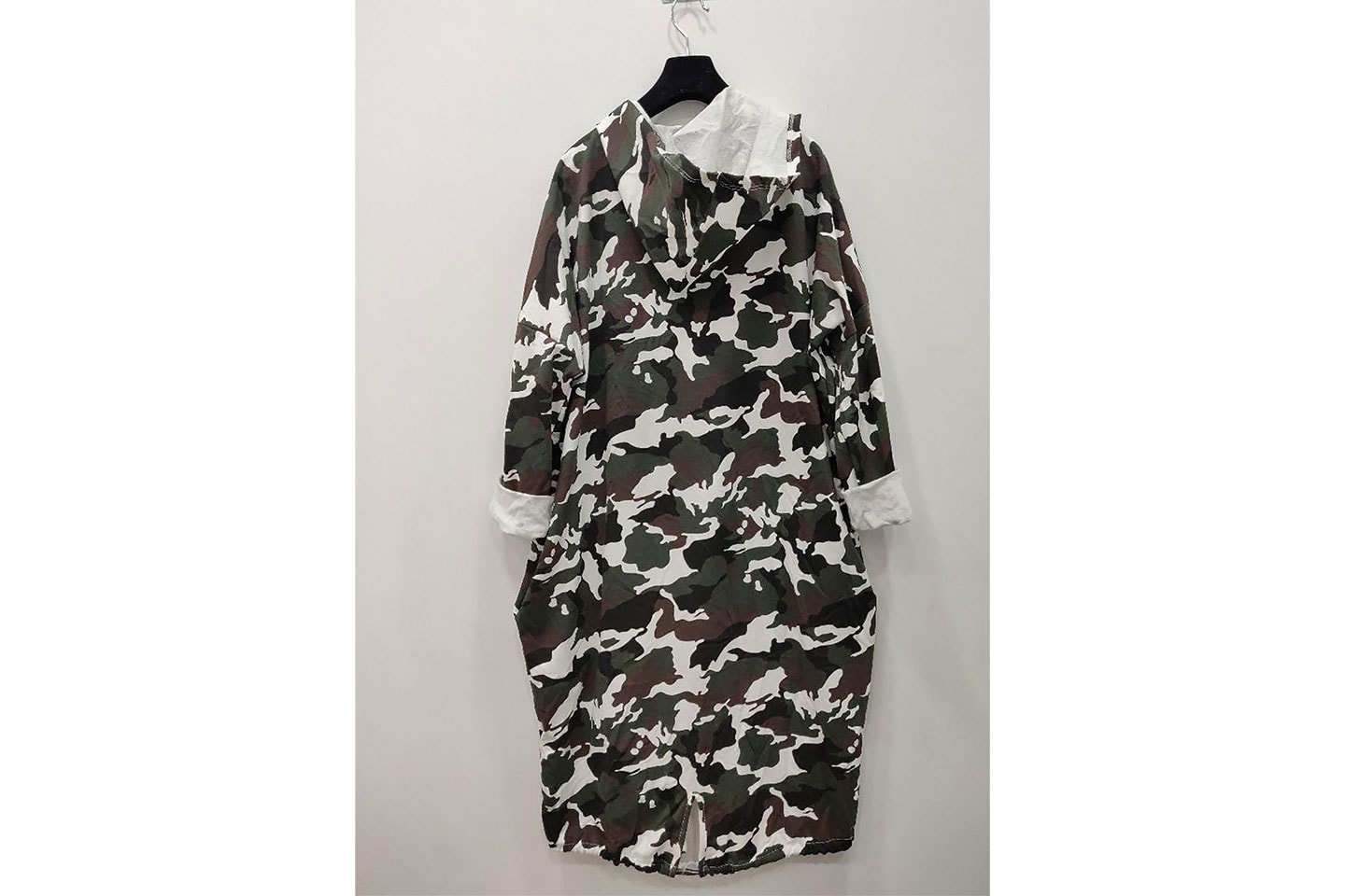 Lång hoodie med camouflagemönster (10 av 12)