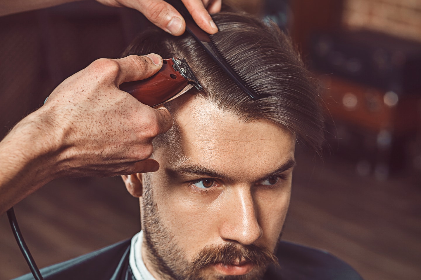 Klippning inkl. klippning/trimning av skägg hos Brödernas barbershop (1 av 8)