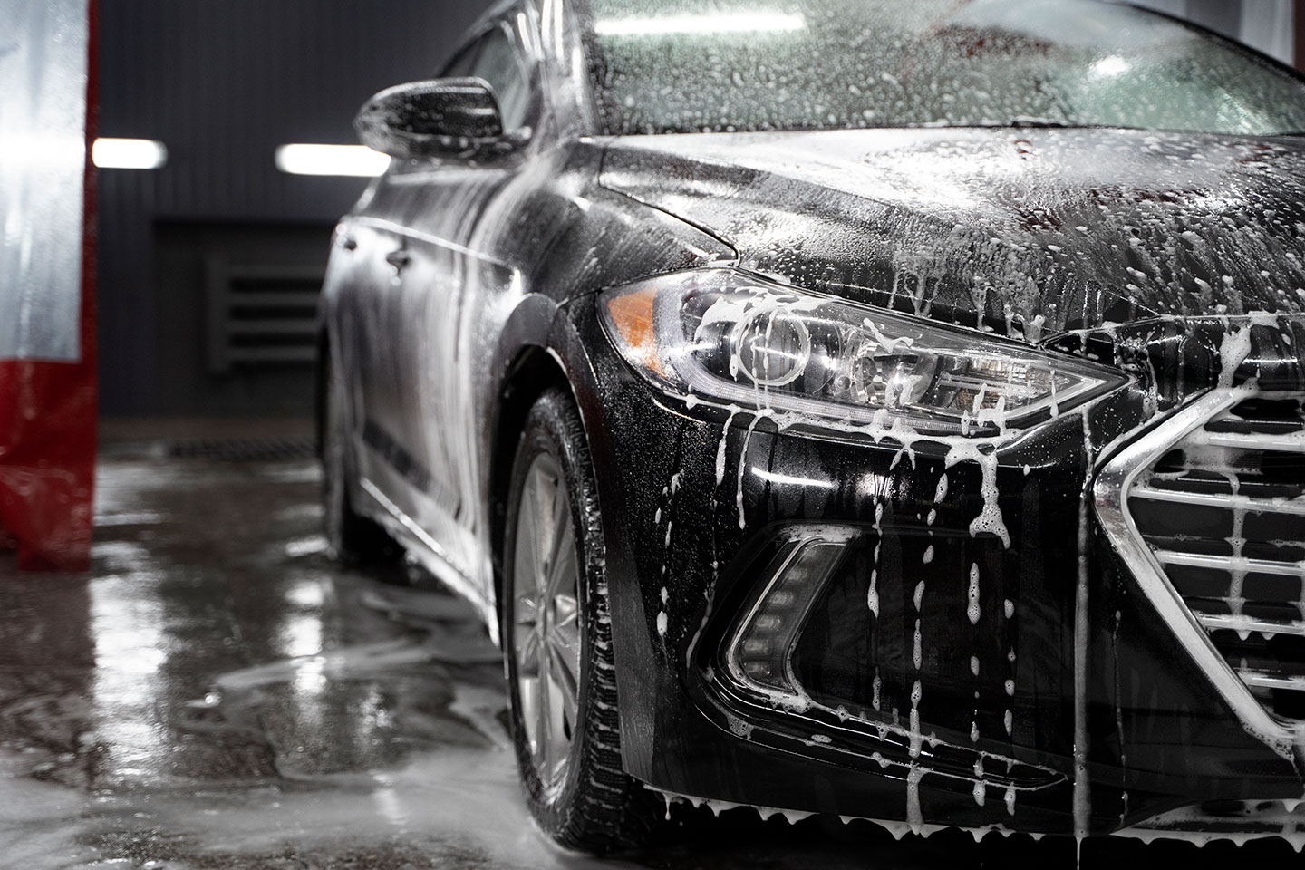 In- och utvändig biltvätt med maskinvaxning hos Bilvårdsverket på Södermalm