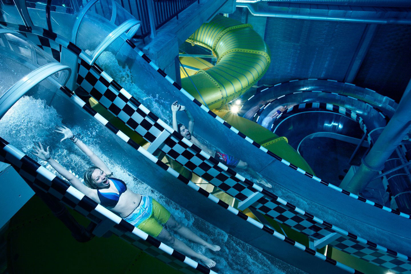 Familjebiljett Söndagar för 4 pers till actionbadet Kokpunkten i Västerås