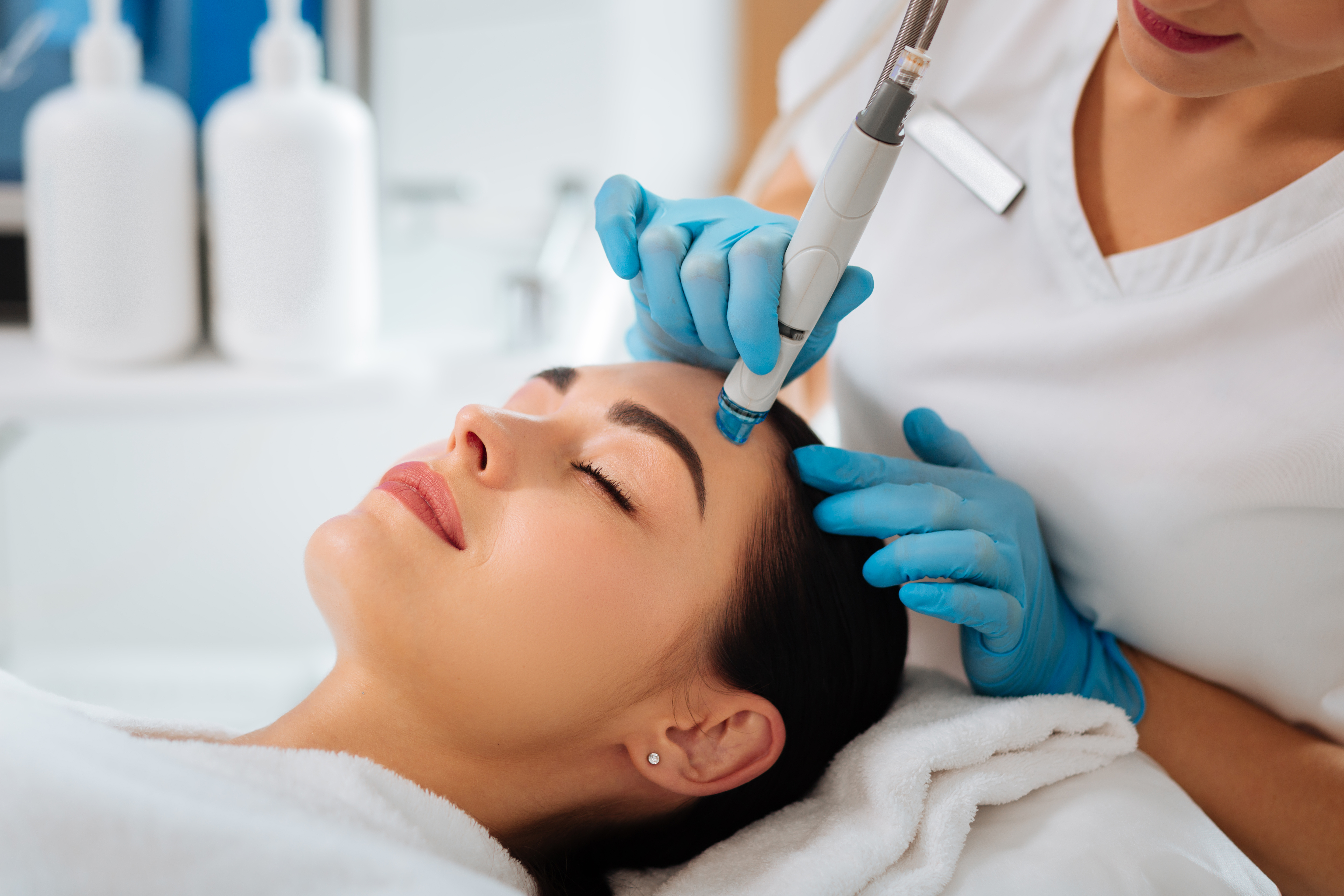 HydraFacial med microneedling hos Roz Beauty