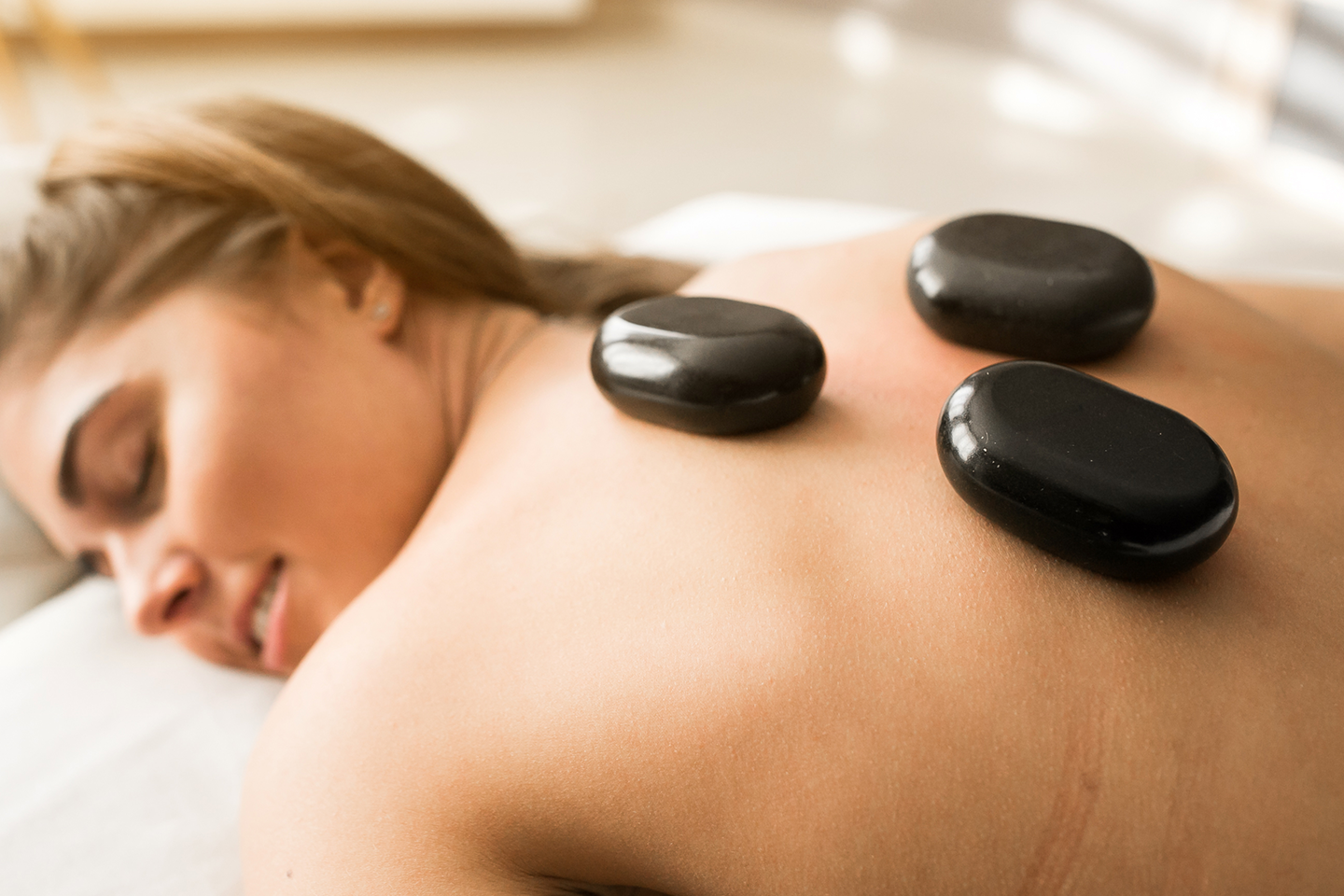 Hot stone massage för rygg inkl. ansikts och skalpmassage på Kungsholmen