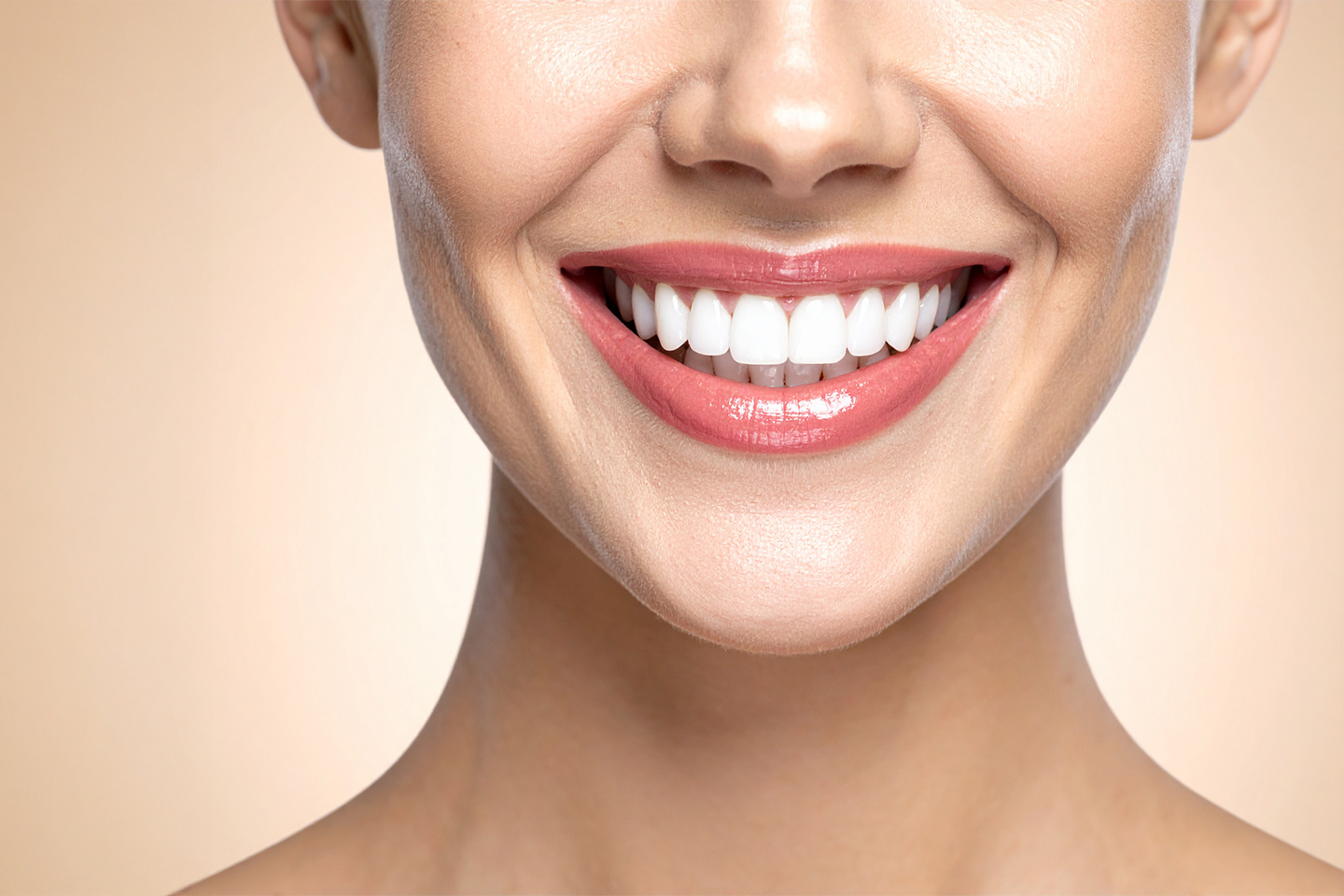 Komplett undersøkelse med airflow tannrens hos Emaljen Tannklinikk midt i sentrum