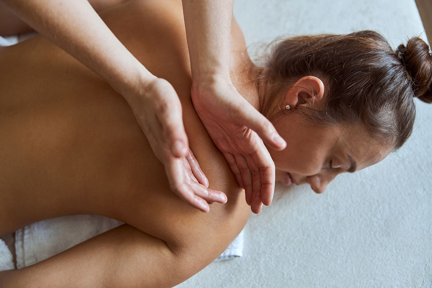 Klassisk, lymf- eller aroma lyxmassage i Stampen