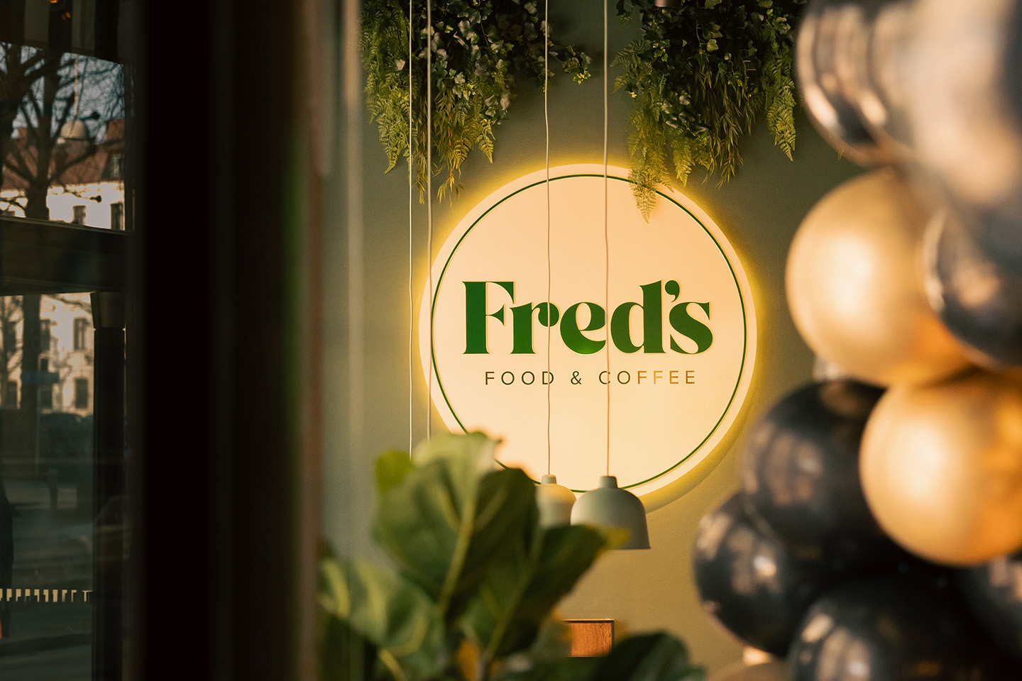 Kaffe och hembakad cookie hos Fred's Food & Coffee i Vasastan