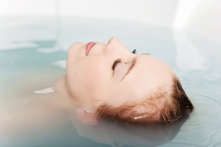 Sinnesro med massage och floating hos Aroma spa