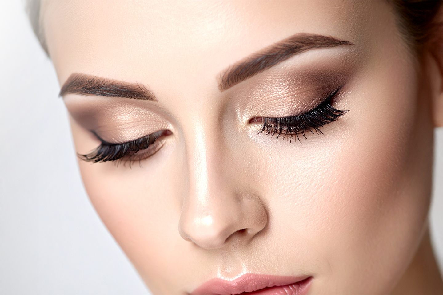 Vippeløft og brynslaminering med farge hos Carismaklinikken