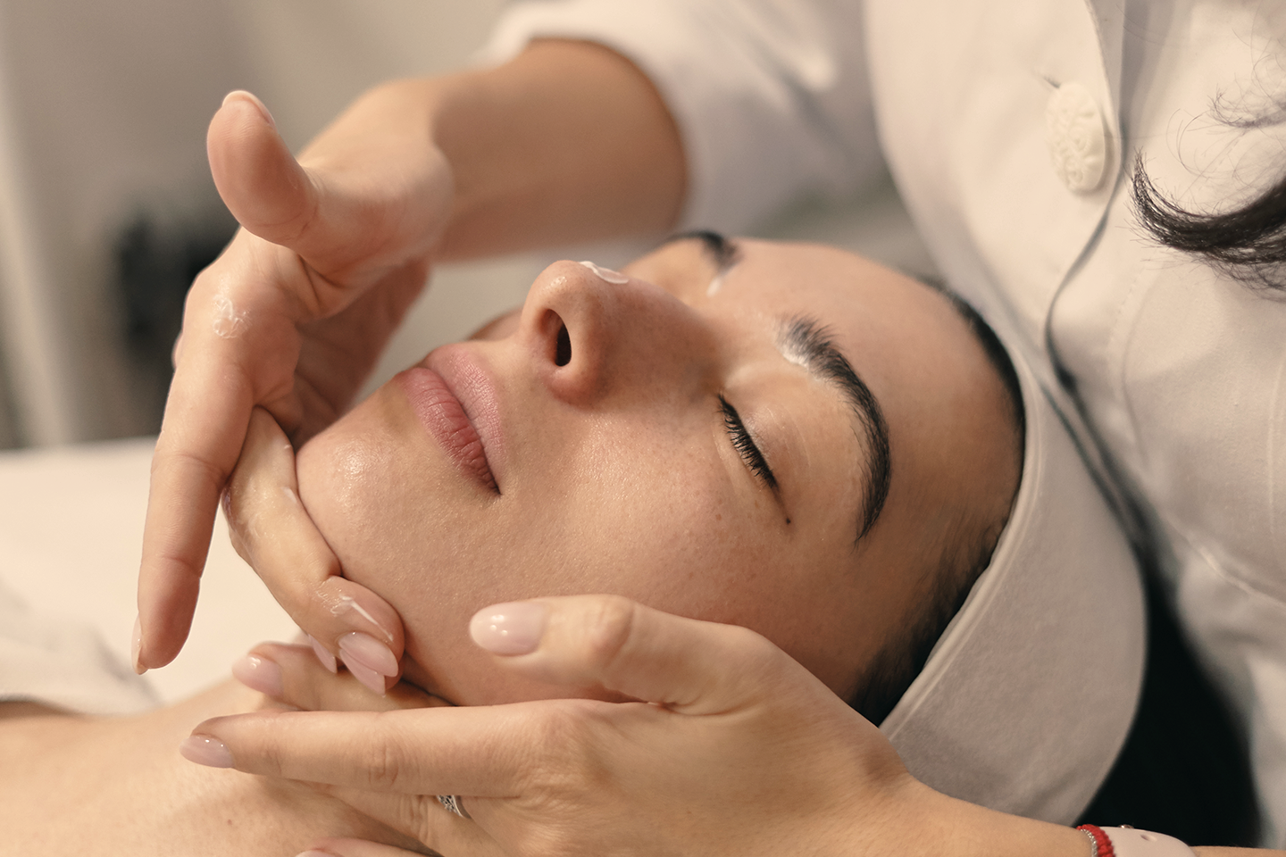 Ansiktsbehandling 60-75 min hos Beauty By Spanowsky i Bromma