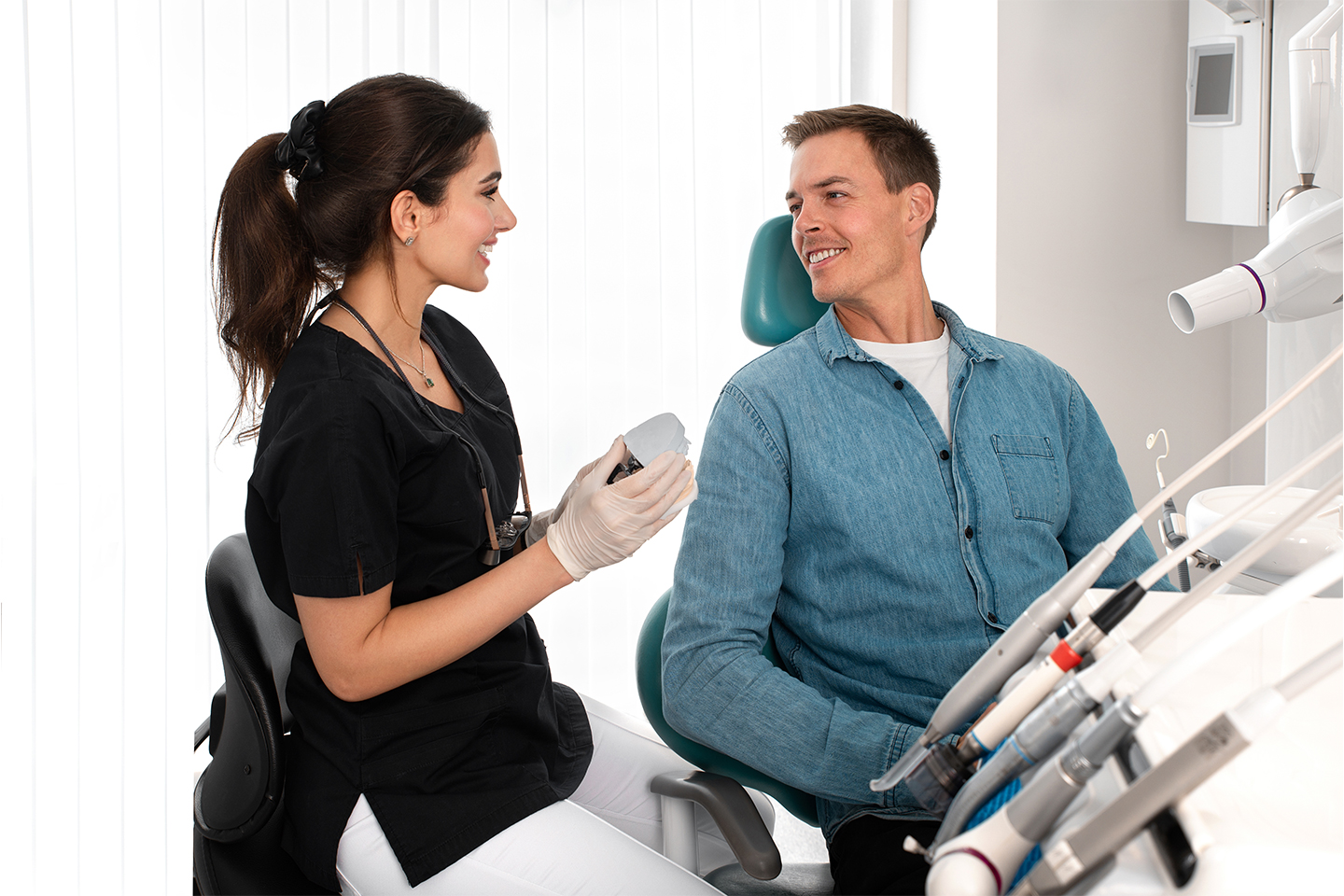 Full undersøkelse med AirFlow og rens hos Tannlege Mahsa, sentralt på Kampen