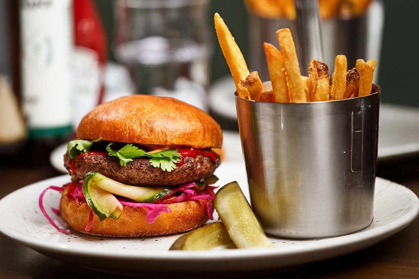 Valgfri burger med fries hos O'Learys Vika