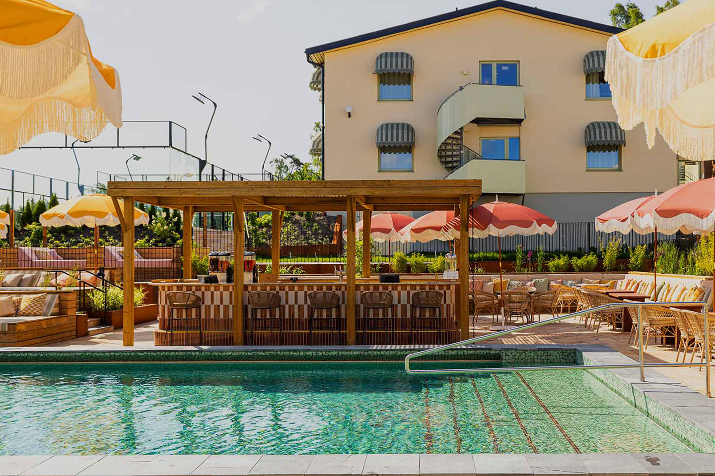 För 2: Boende, frukost & entré till Pool Club på Hjortviken Country Club