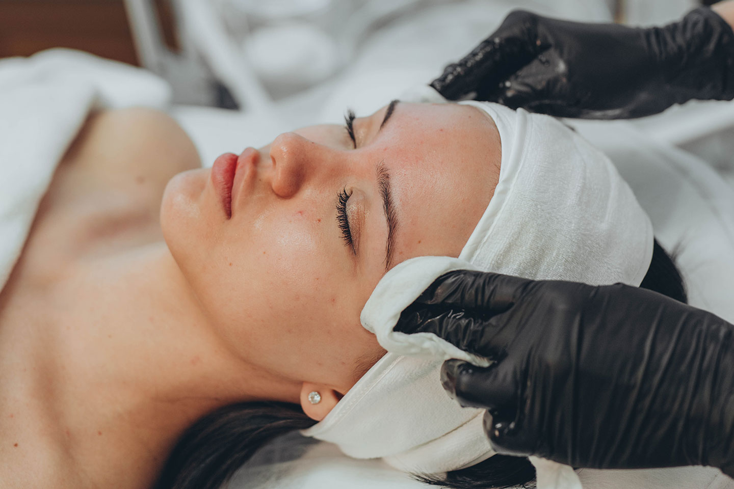 Djuprengörande & återfuktande ansiktsbehandling i Sundbyberg