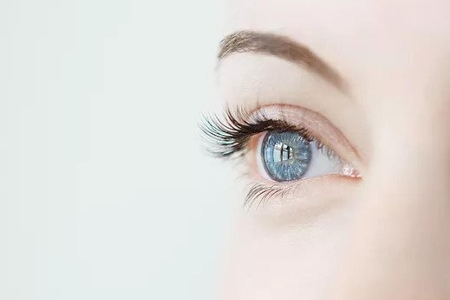 Sunekos-behandling för mörka ringar under ögonen (1 av 4)