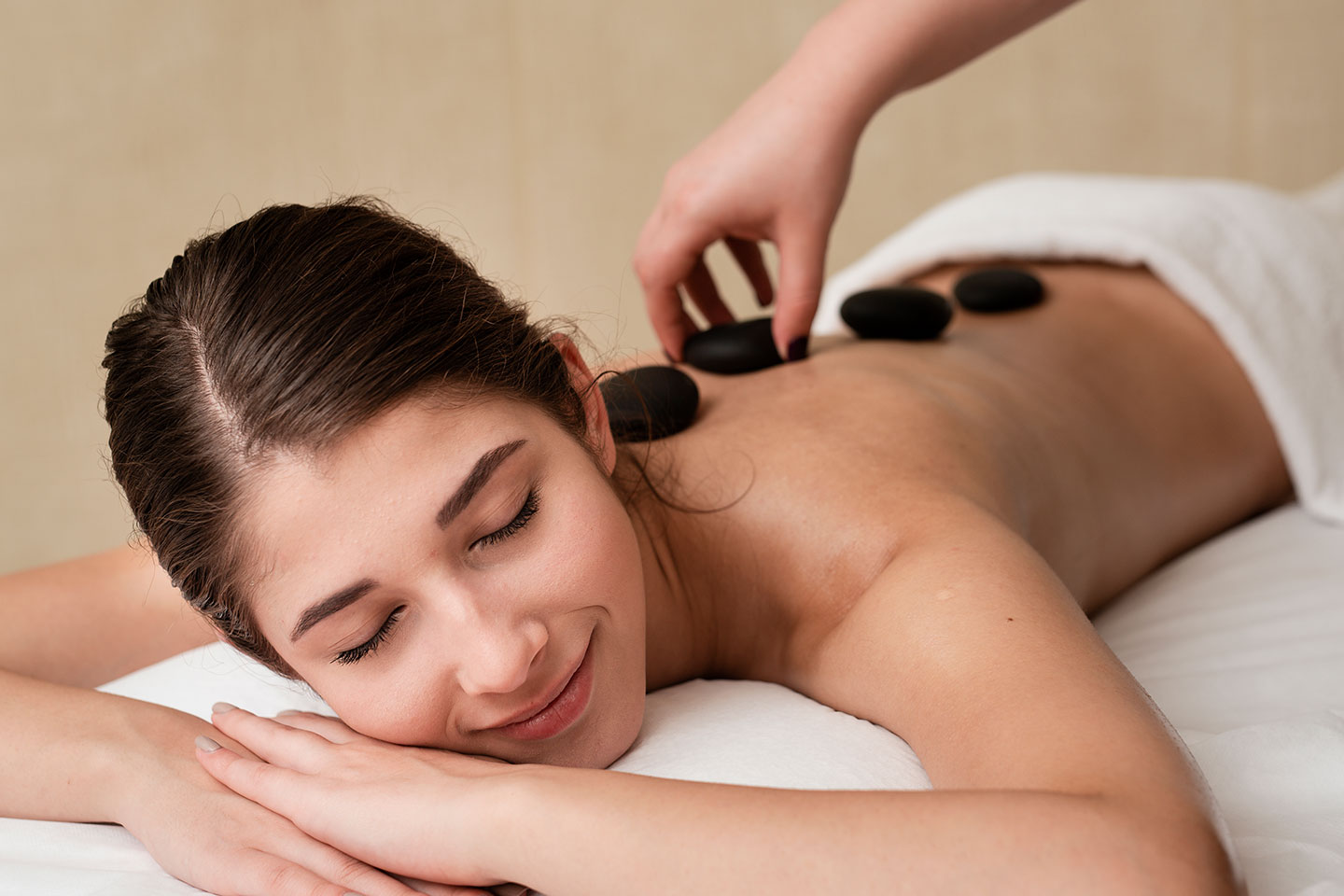 Hot Stone massage 60 min hos Clinic Vitalis på Kungsholmen