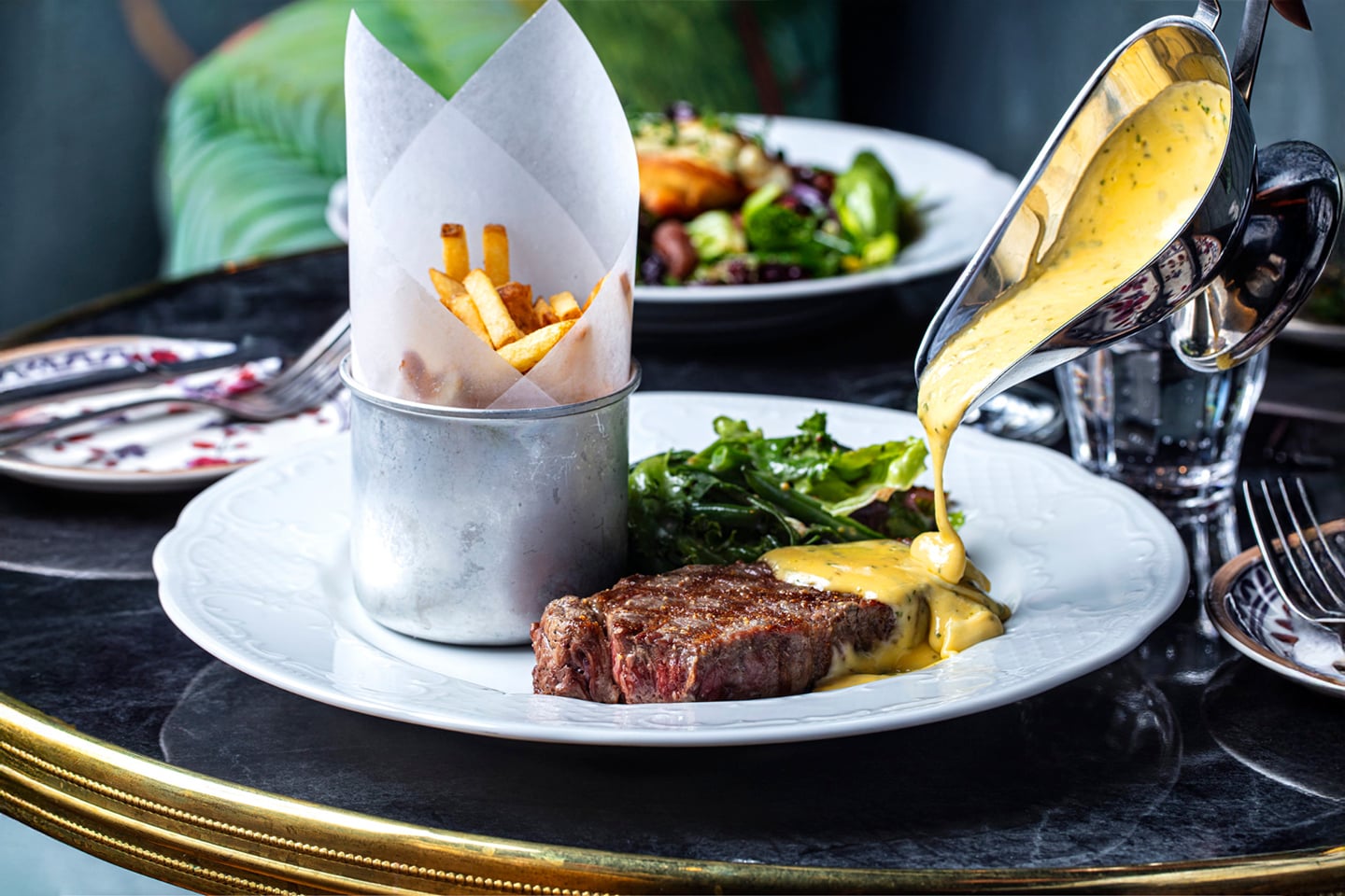 Få Steak frites med béarnaisesaus hos Frenchie Solli og Frognerparken