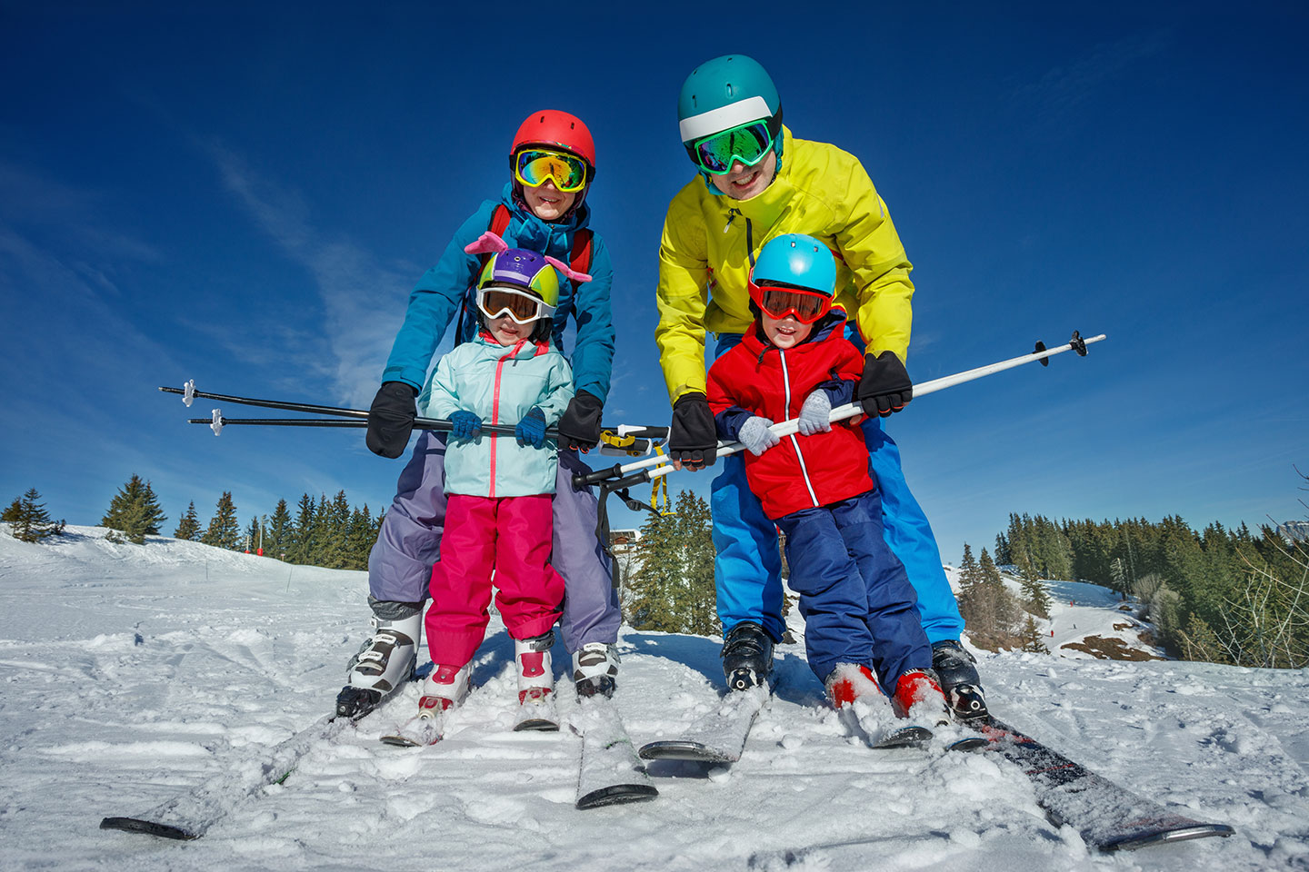 Ferjereise til Tyskland t/r med bil, lugar & 3 netter i Østerrike for 4 pers