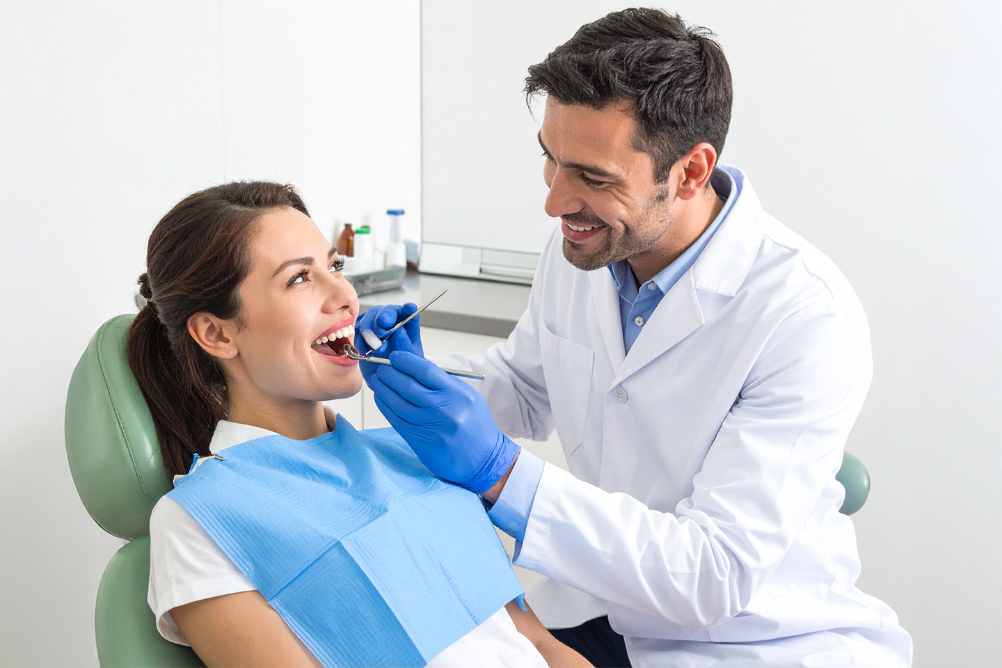 Full undersøkelse + Rens + Fylling av et hull (opptil 3 flater) hos Tannlegehuset på Strømmen