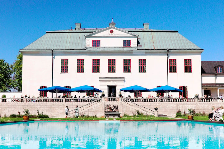 Boende på Häringe Slott för 2: bubbel, tvårätters, frukostbuffé och bowling