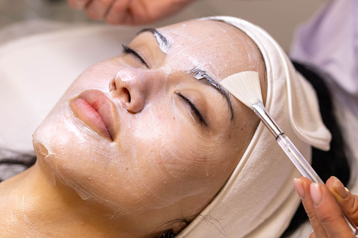 Ansiktsbehandling med kemisk peeling hos Beauty by Angleby i Järfälla