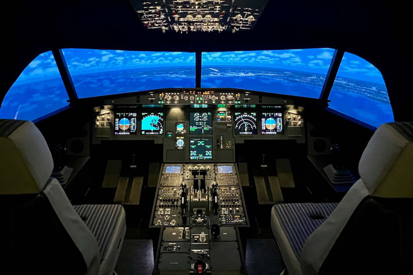 Flyg Airbus A320 i en Flygsimulator hos FlyBy vid Sturups flygplats ...