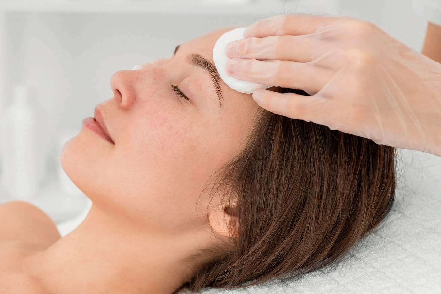 Lyxig 24K Gold Glow ansiktsbehandling hos Svenska Laser i Västra Hamnen