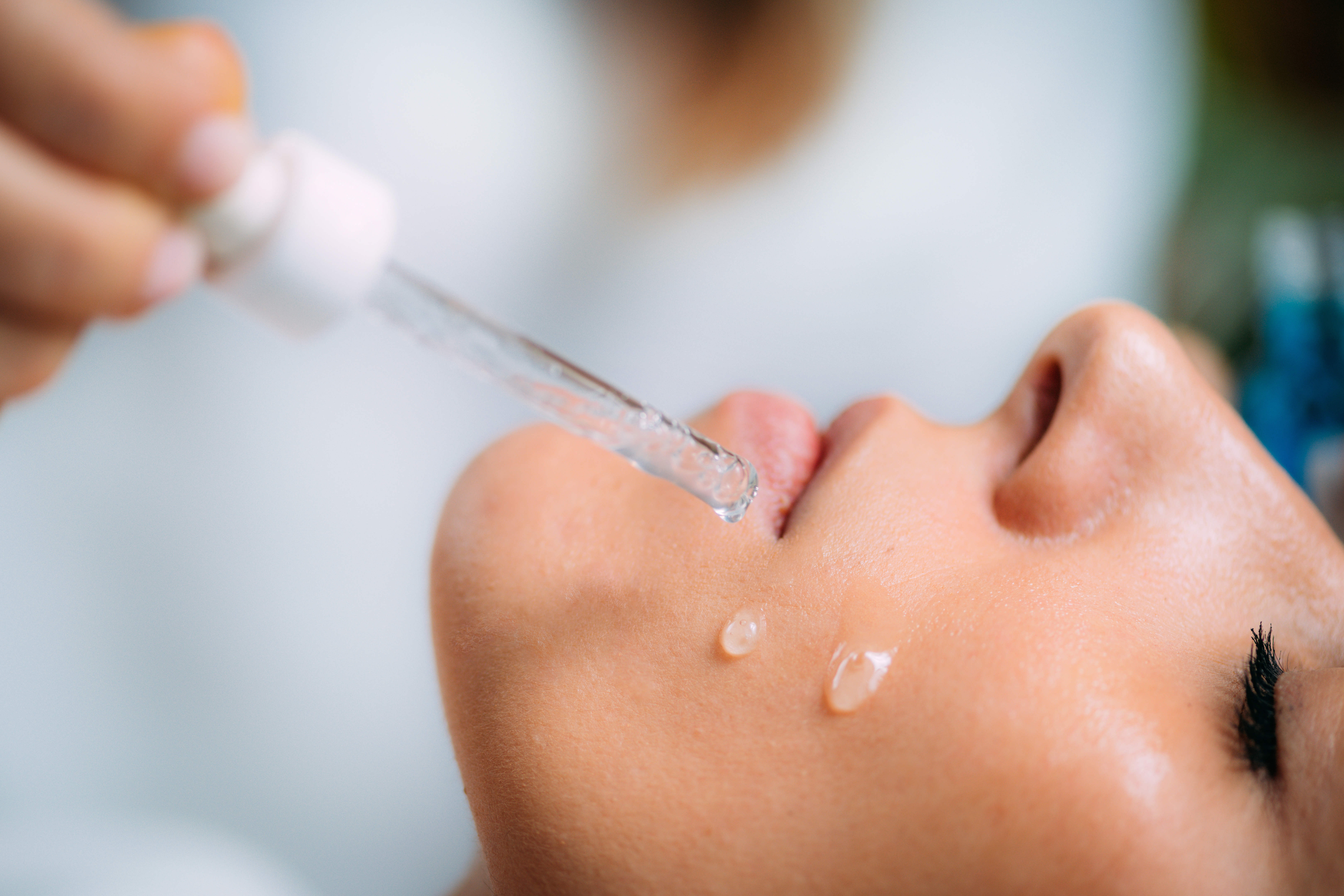 Kemisk peeling eller skinbooster hos Maha Studio vid Lilla Torg