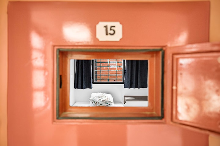 Boende på Fängelsehotellet i Arendal, guidad tur & fängelsefrukost, Norge