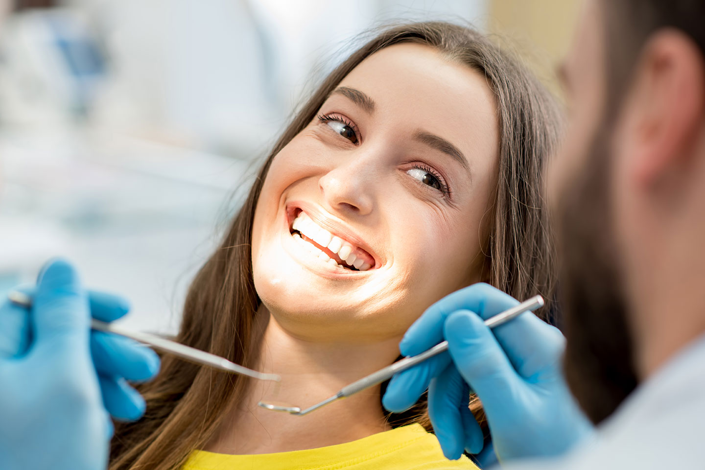 Tandstensborttagning inkl. Airflow-behandling hos Crown Clinic i Malmö