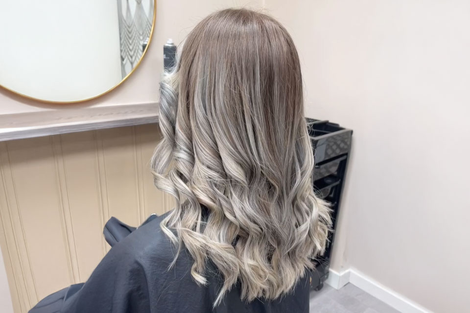 Damklippning med nyansering, slingor el. balayage med Olaplex i Lunden