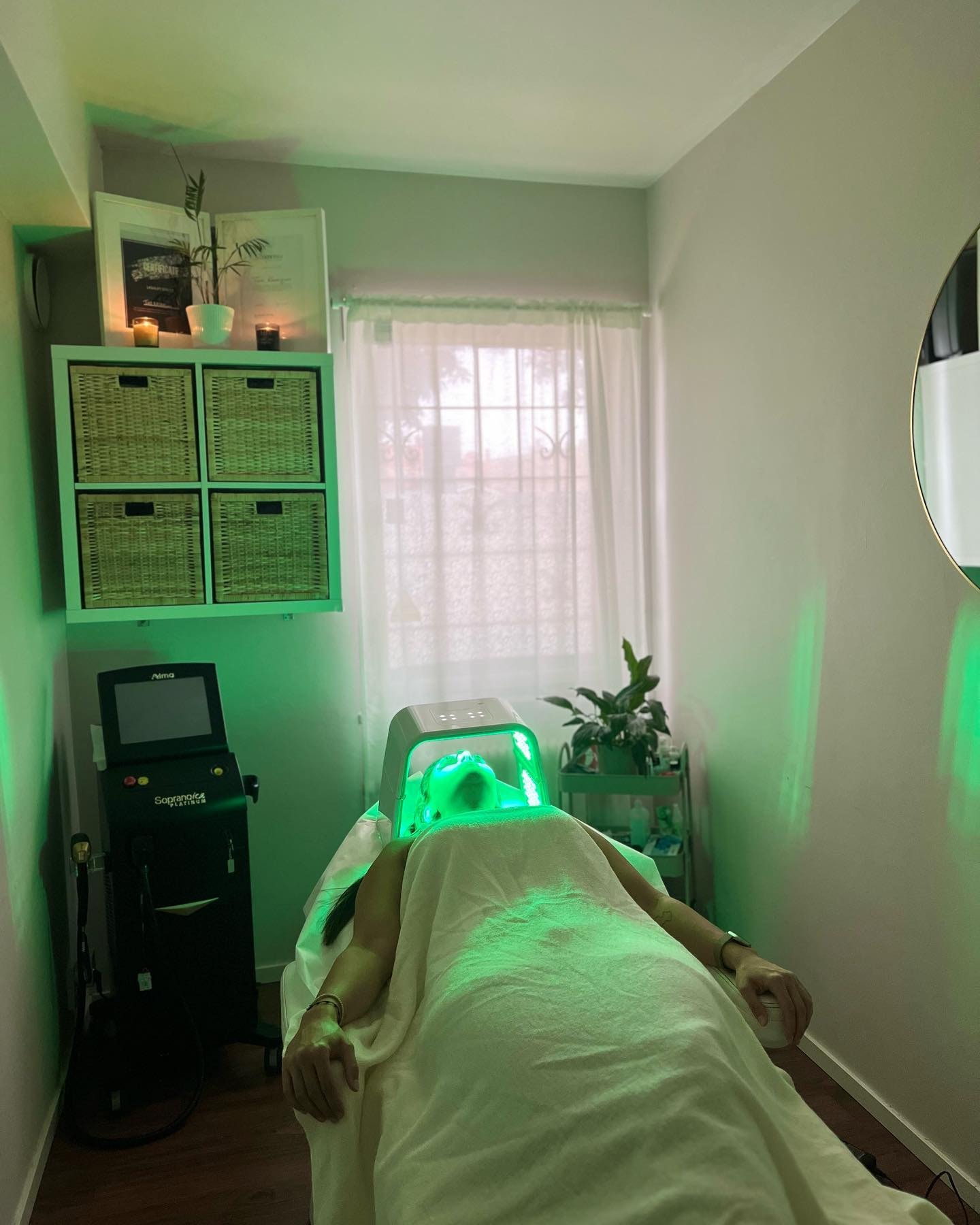 Omega light LED-terapi hos Yeraz Body Skönhetssalong (3 av 5)