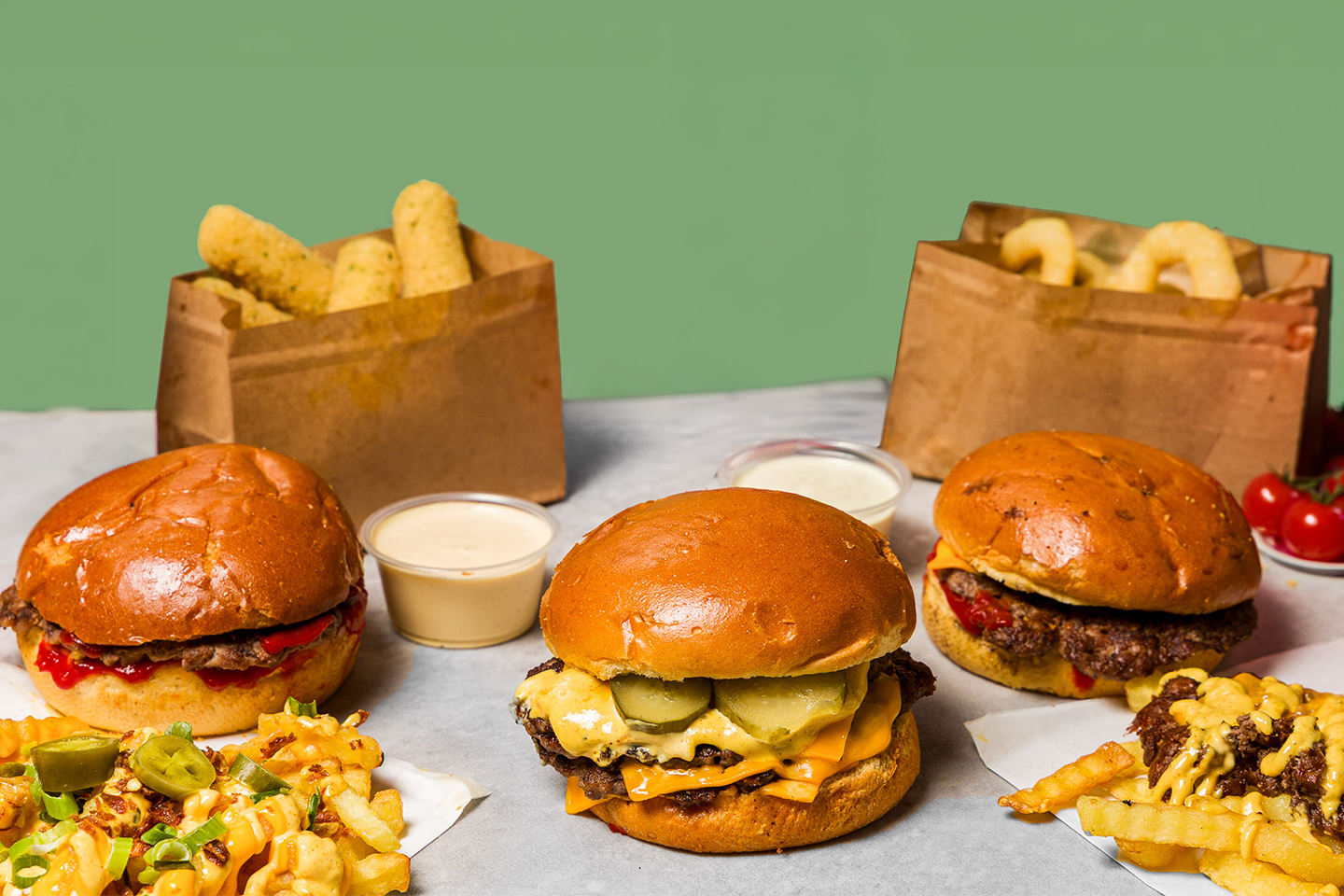 Nyt en valgfri burger + fries hos Döner Bros i Torggata