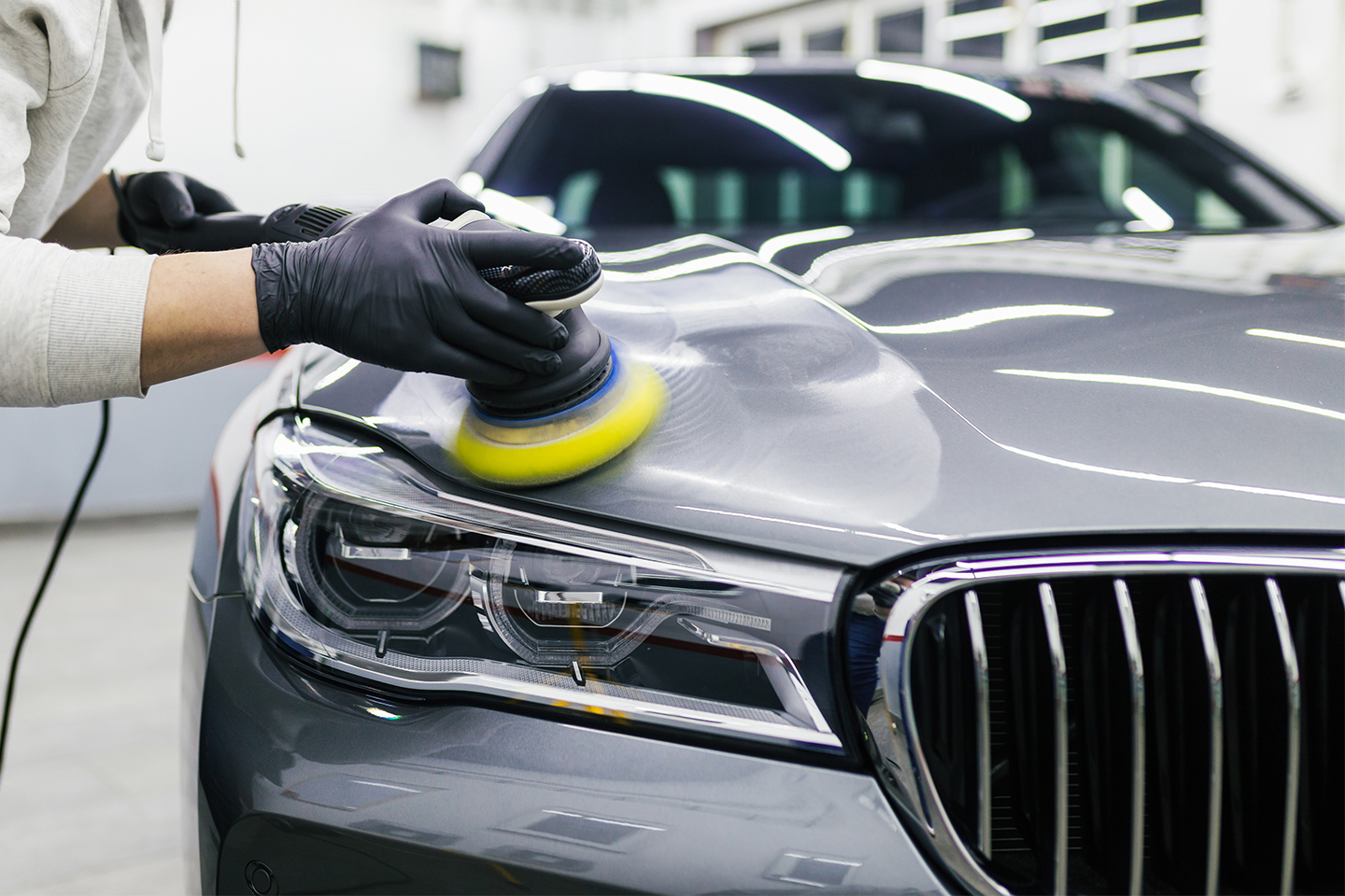 Gi bilen din glansen tilbake med polering og lakkrens hos Performance Bilpleie på Grorud