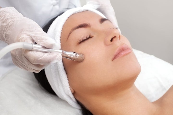 Diamantslipning behandling av ansikte hos D&M Beauty Clinic