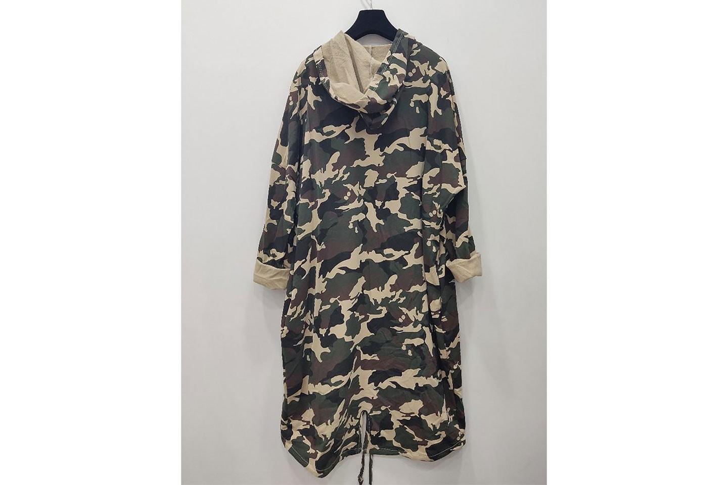 Lång hoodie med camouflagemönster (1 av 12)