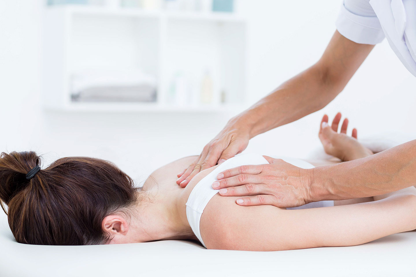 Behandlande massage eller Kiropraktik nybesök 45 min vid Järntorget