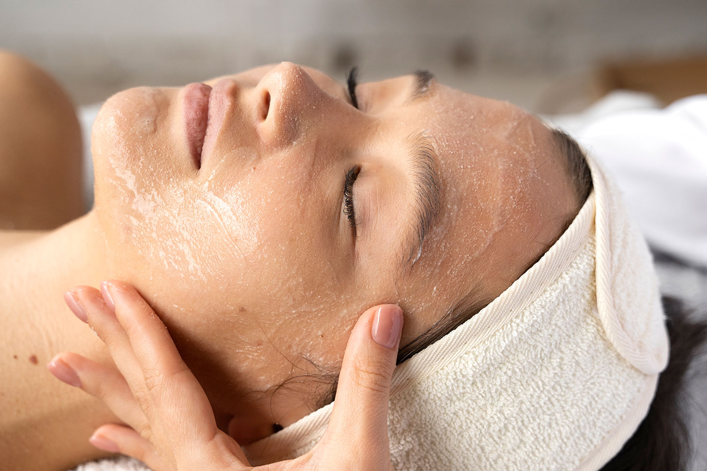 Djuprengörande ansiktsbehandling 4-i-1 hos Som Beauty24, Majorna