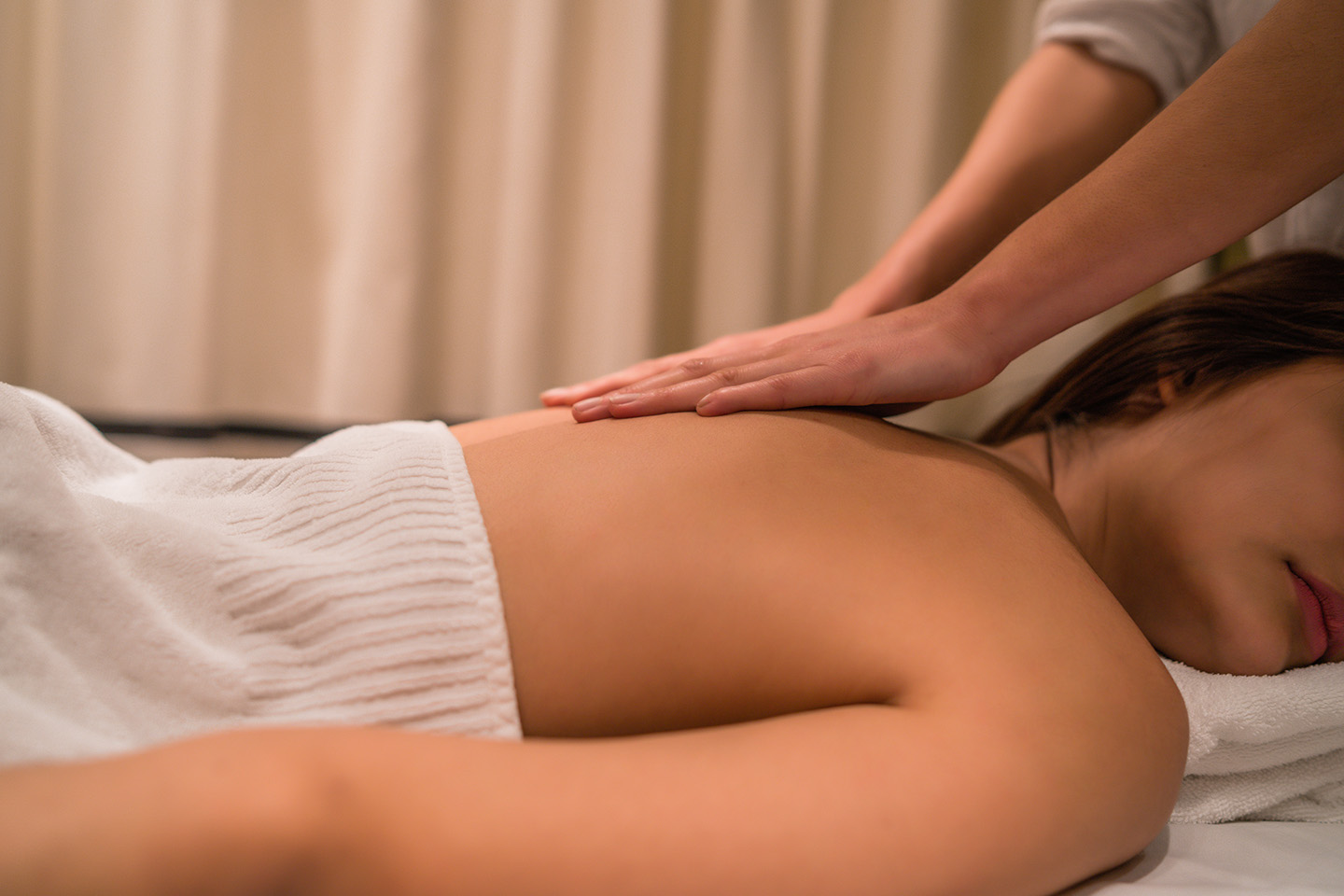 Klassisk helkroppsmassage 60 eller 90 minuter hos Holiaroma i Solna