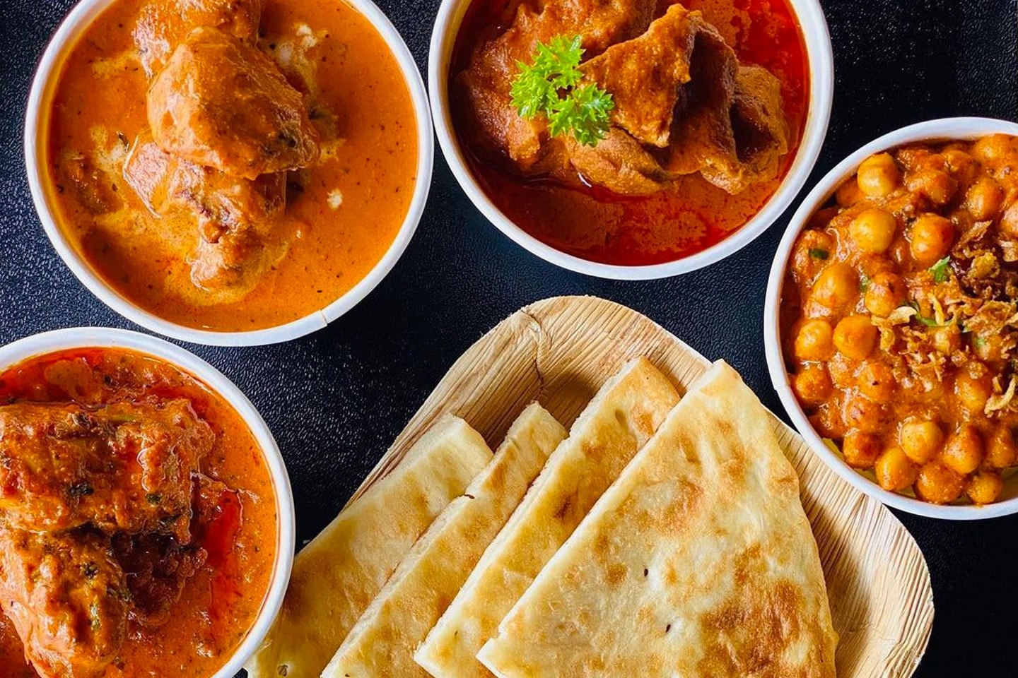 Lunsjtilbud hos Bindaas! Valgfri curry, naan og chutney (1 av 6)