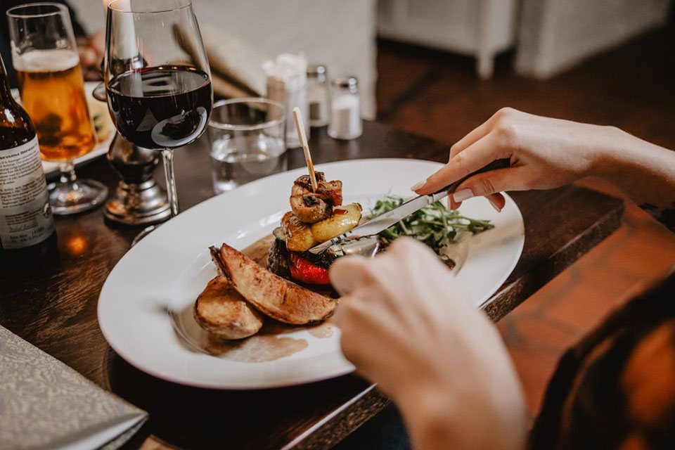 1 natt för 2 med tvårätters middag & frukost på Hotel Bellevue i Hjo
