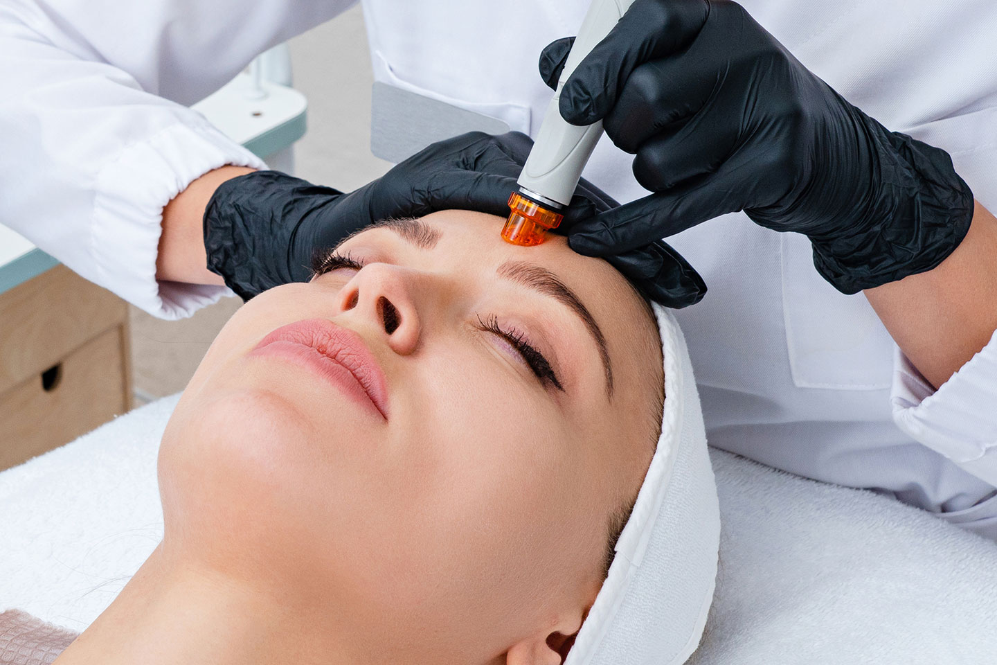 Hydrafacial med eller utan naturlig kemisk peeling på Kungsholmen